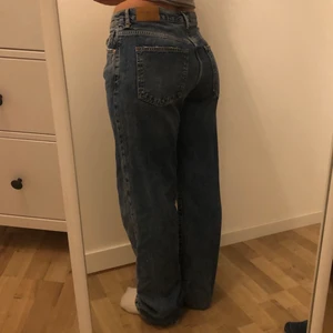 Jeans high waist  - Jeans high waisted, går att vika ned som jag gjort på andra bilden, baggy och långa
