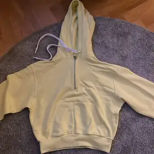 Gul pastell hoodie från Zara som är HELT oanvänd och i super skick. Den har en dragkedja i mitten och ett tryck på vänster sida💛!