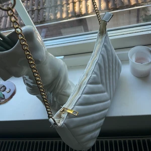 Väska från Glitter! - Nästan oanvänd väska från Glitter! Dock lite smutsig inne pga smink som en gång låg löst! 