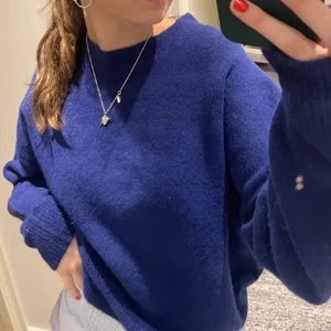 Blå stickad tröja - Blå stickad tröja ifrån Zara, första bilden är lånad! 