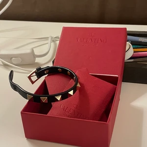 Valentino armband - Säljer mitt superfina valentinoarmband, som är i fint skick och självklart äkta! Äkthetsbevis finns! Pris kan diskuteras 