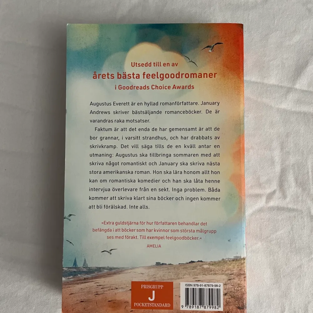 booktok boken beach read på svenska 😍 superfint skick . Övrigt.