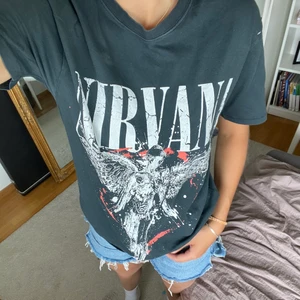 Band T-shirt - Nirvana T-shirt från Vailent i storlek xs, har vanligtvis s/m och tycker ändå denna sitter lite oversized på mig😝💞😎