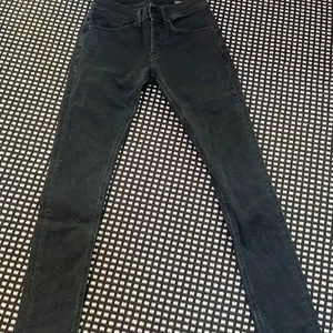 Dondup jeans  - Säljer mina dondup jeans då de inte kommer till användning! Det är storlek 30 herr. De är helsvarta utan några defekter! Jag hoppas att de kommer till användning för någon annan. (Använd inte köp nu) 
