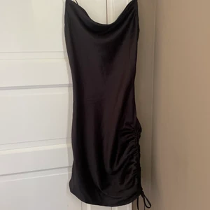 Vera Moda  - En jättefin silkes klänning. Säljer för att den har tyvärr inte kommit till användning någon gång av mig. Nypriset ligger på 300kr och skriv till mig om du vill ha fler bilder💕