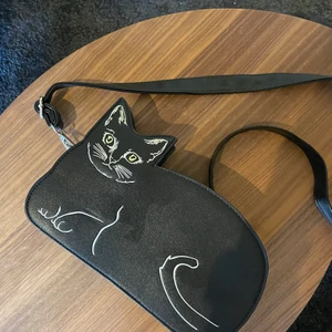 Cool katt väska - Kjöpt i London, som ny. Kommer med avtagbare stropper + korte stropper.  Ny pris; 1100kr 