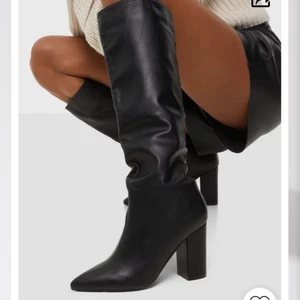 Helt nya klackar  - Säljer nu ett par helt nya klackar )kartong och allt kvar) mitt pris 450 (original 799)