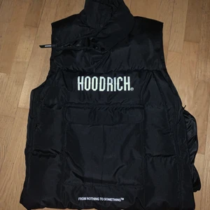 Hoodrich Väst - Hoodrich väst, stl L, skick 10/10 helt ny.