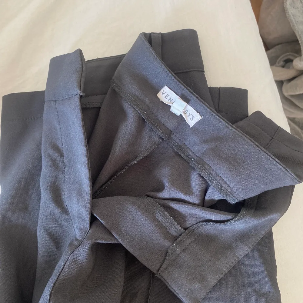 Säljer nu mina gråa kostymbyxor från Venderbys i storlek M. Alla storlekar är slut på hemsidan.  Säljer då de ej kommer till användning.  Nypris ca 530kr. I fint skick. . Jeans & Byxor.