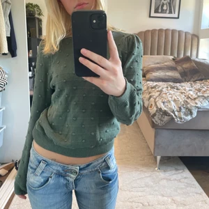 Grön tröja - Säljer tröjan i bilden då min garderob är i behov av rensning, storlek 156 men sitter som en xs! Tryck snälla inte på köp direkt! ❤️