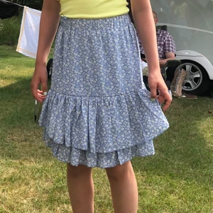 Blå blommig kjol - Säljer denna fina kjolen som är köpt nånstans i danmark för 400kr, säljer för 200kr. 10/10 skick. Har ni frågor eller så, skriv gärna💙