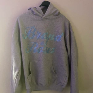 Brands of roses hoodie  - Bor / brands of roses hoodie  Size S oversized  Skick 9/10 använd max 3-4 ggr, inga flaws.  Pris 699 exklusive frakt 🚚  ( retail 1099kr ) 