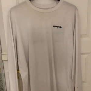 Patagonia longsleeve långärmad t shirt - Säljer denna långärmade t-shirt / longsleeve från Patagonia. Tror det är herrmodell men använt på mig som är tjej! Säljer då det ej är min stil längre❤️‍🔥