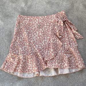 Säljer denna söta kjolen från shein. Nästan alldrig använd💞 kontakta mig vid intresse🫶 köpare står för frakt😻