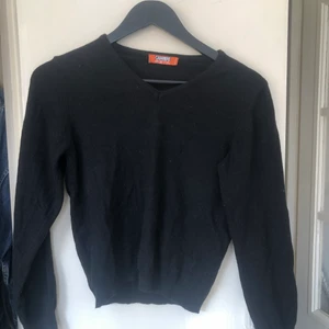 Y2K cashmere-tröja - Cashmeeere! Så skön. Tror Det är ull i den också. Varm o perfekt till hösten, lite cropped så den känns y2kig.