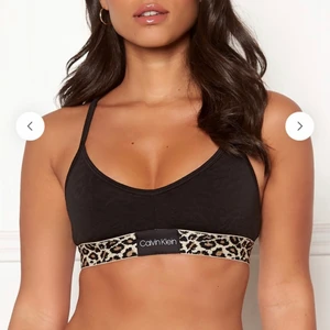 Calvin Klein bralette - Säljer nu min topp med leopardmönster från Calvin Klein då den blivit för liten. Jättebekväm och snygg. Storlek XS. Nypris 399kr, sparsamt använd. Köparen står för frakt ☺️