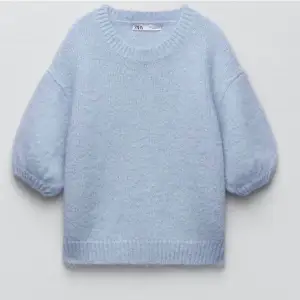 säljer nu denna blå stickande t-shirt med puffiga ärmar i storlek S ifrån Zara!!! använd fåtal gånger!! 