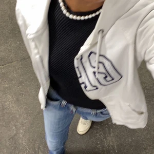 Gap zip hoodie - Super fin gap zip hoodie i bra skick!💓 Säljer då den inte kommer till användning. Storleken M men passar även som S eller xs :) 