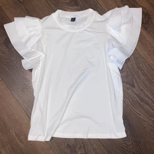 Cool T-shirt  - Snygg T-shirt säljes pga inte min stil, storlek S men passar S/M. 