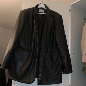 Läderkvaj NA-KD -  Maxi Oversize Pu-Kavaj från Na-kd köpt förra året. Använt 1 gång, inte riktigt min stil. Storlek eu40. Köpt 699kr säljer för 450kr