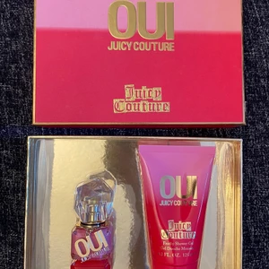 Juicy Couture OUI gift set - Ett trevligt presentset med en Oui Juicy Couture Eau De Parfum 30 ml och en Shower Gel.   Helt nytt, varken parfymen eller showergelen är öppnade.  