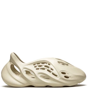 ” Yeezy Foam runner Sand” - Helt nya Foamrunners från CONFIRMED. Kvitto finns digitalt.   Strl 44 1/2  Pris 1 300 kr. 