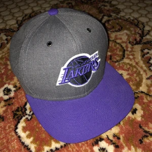 Lakers keps - Lila grå Lakers keps. Skicket är 8/10 lite färg på lappen i kepsen. Samfraktar såklart, kan också mötas upp i Stockholm. Är också öppen för byten. Kolla gärna mina andra annonser om du gillar denna. 😁😁😁