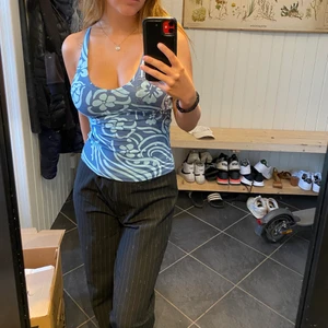 Halterneck topp - Säljer denna blå halterneck toppen från Hound Heart! Denna finns i både M och XL, jag har på mig M på bilden!   Aldrig använd endast provad för bild och prislapp sitter kvar!