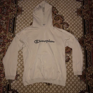 Champion hoodie  - Gammal champion hoodie. Skicket är 7/10 väl använd. Samfraktar såklart, kan också mötas upp i Stockholm. Är också öppen för byten. Kolla gärna mina andra annonser om du gillar denna. 😁😁😁