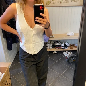 Vit väst med knappar - Här säljer jag denna otroligt fina Gunilla Ponten västen, den är i storlek 40 och aldrig använd, endast testad för bild