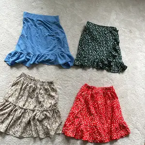 Jag säljer 4 olika kjolar, de är från shein och Gina tricot. Den blå och den beigea är i strl xs och den röda och gröna är i strl 152. Tillsammans säljer jag alla kjolar för 100kr men för en så 30kr