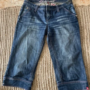 Shorts från EDC by esprit - Svin snygga långa shorts från EDC by esprit i en urtvättad färg. Köpa secondhand men aldrig använt de. Väldigt snygga detaljer på bakfickorna och nere på benen. Säljer pågrund av att de aldrig kommit till användning. Storlek 38 men mer som 34/36