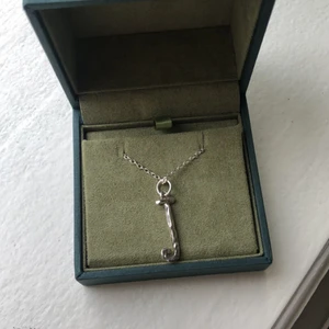 Maria Nilsdotter halsband - Säljer mitt jättefina Maria Nilsdotter halsband som inte säljs längre. De är ett I men man kan också använda de som ett J. Använt fåtal gånger, ser helt nytt ut. Nypris ungefär 2000kr