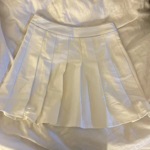 Kjol  - Vit kjol i stl xs, från shein, säljer för 50kr 