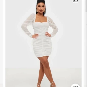 Tight klänning  - Tight vit klänning med perfekt passform i storlek 36, ny skick då den aldrig kommit till användning. Slutsåld i storlek 36 på hemsidan, nypris 349