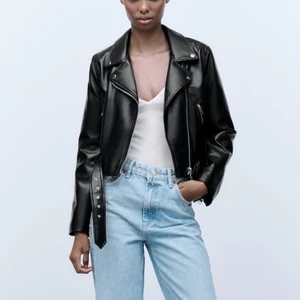Skinnjacka  - Intressekoll på denna skinnjacka från zara💗 Bra skick! Nypris 560kr