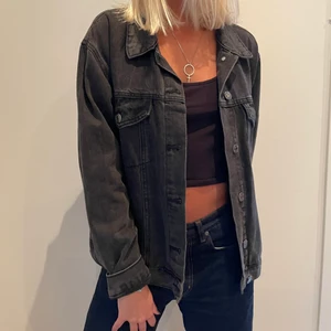 Svart jeansjacka - Superfin svart jeansjacka från Forever 21! 