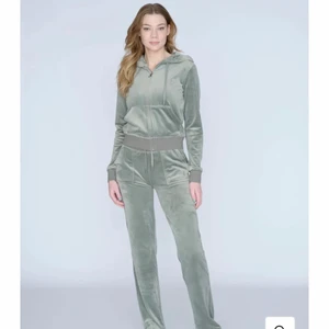 Juicy Couture byxor - Jag säljer mina ljus gröna Juicy Couture byxor i storlek Xxs i topp sick, de är använda cirka fyra gånger hemma. Säljer dom pågrund av att dom inte kommer till användning.