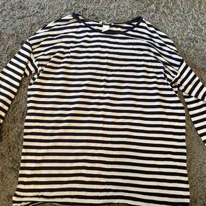 Randig tröja - En randig, tunn tröja med en jättefin passform från H&m. Storlek S. 30 kr + 29 kr 
