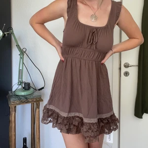 Klänning - Brun klänning som är helt oanvänd, bara provat! Har lite ribbat-ish tyg och spets nertill. Supergullig men lite för lite för mig tyvärr. Jag är 171cm och den är lite kort på mig.