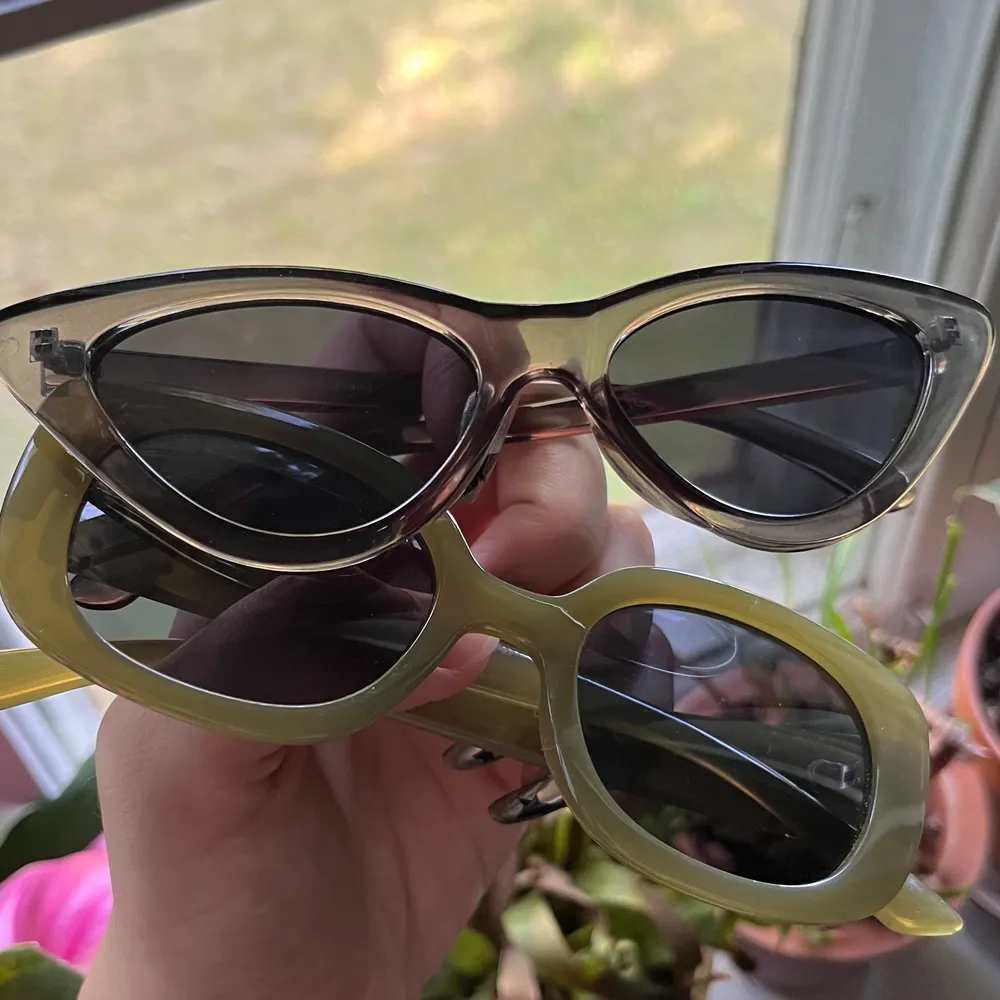 2 par solglasögon, 1 par för 90 båda 2 för 160kr. Dem gröna har en snygg bling detalj på sidan, vet dock inte var dem är ifrån och dem svarta i cat eye modell är från BikBok o har lite genomskinliga bågar. Accessoarer.