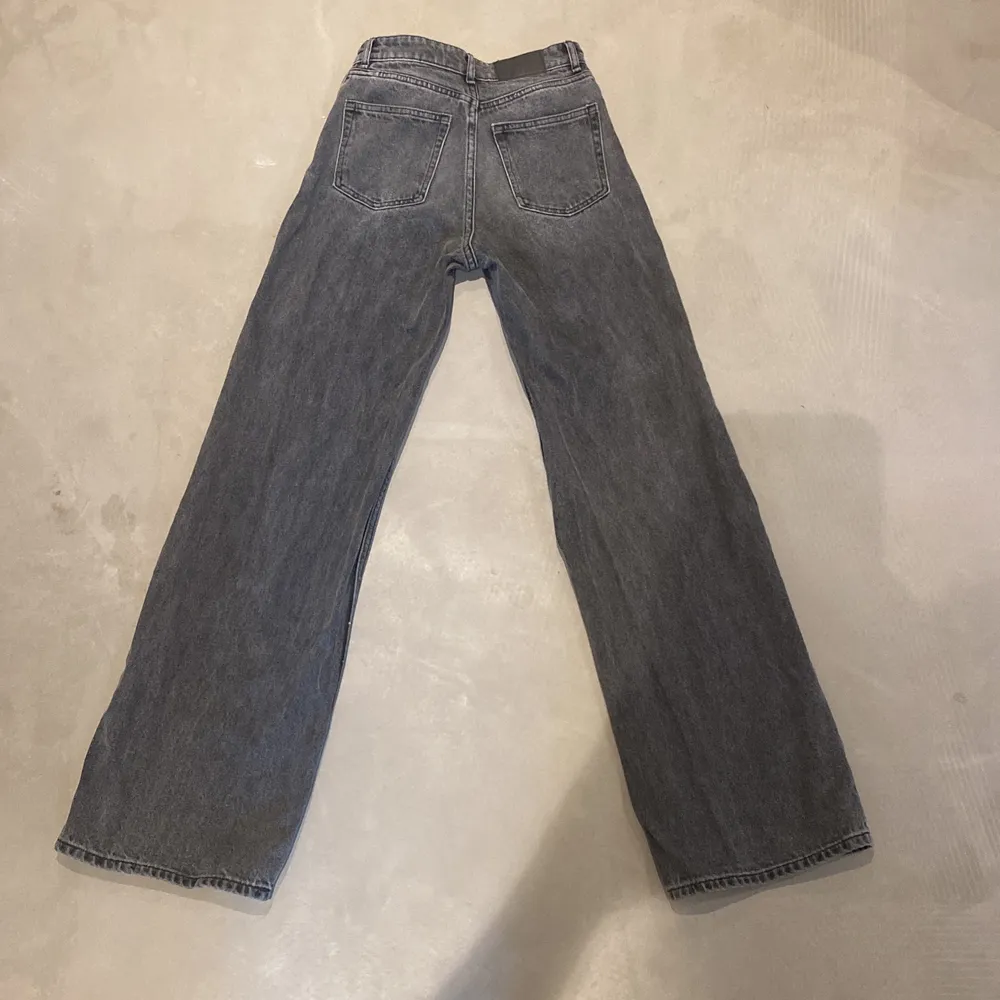 Monki jeans i highwaisted fit med wide leg i askgrå färg! Inga slitningar då plagget bara använts ett fåtal gånger❤️. Jeans & Byxor.