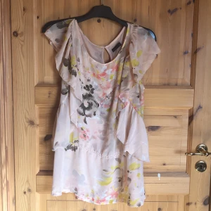 Tunn genomskinlig blus i stl XL - Tunn, genomskinlig, lätt resår. Frakt ingår