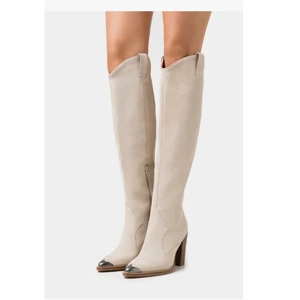 Raid stövlar 38, slutsålda  - Sälja dessa supersnygga stövlar från raid i storlek 38 som är helt slutsålda överallt. Endast använda en gång så de är i nyskick, man kan endast se att de är använda om man kollar under sulan. Säljes endast då jag tyvärr ej har plats för dem. 