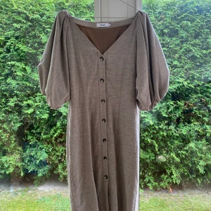 Stylein klänning - Helfodrad i mycket fint skick. Går strax nedanför knät på mig som är 171 cm. Beige/grå