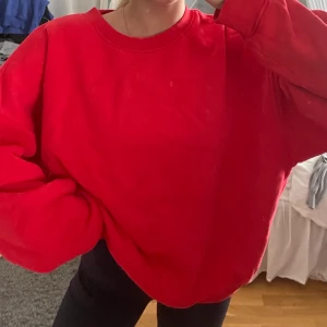 röd sweatshirt - Snygg klarröd tröja, perfekt nu till hösten ❤️ Kan mötas upp i Örebro eller frakta (köparen står för fraktkostnaden) 📦 