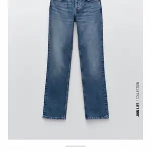 Säljer nu mina blå midwaist jeans. Säljer pga det är lite för highwaist på mig. Använda ca 5ggr och är  iprincip i nyskick. Köpte för 350kr och säljer nu för 300kr. Köparen står för frakt   