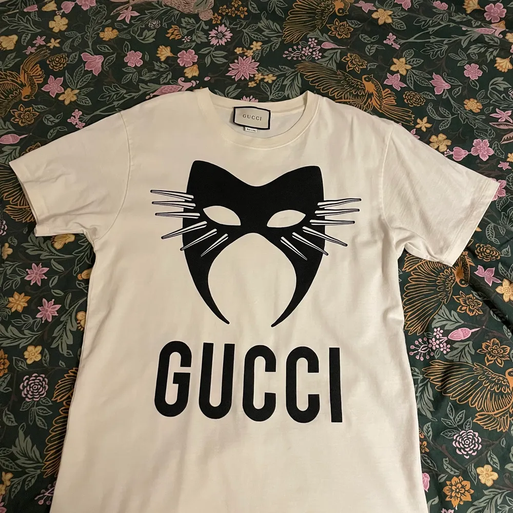 Säljer nu min Gucci T-shirt. Den går ej att köpa online längre, efersom manifesto kollektionen har utgått. Den är inköpt på Farfetch för 4,777kr. Den är inte använd många gånger, så den är så gott som ny. Jag kan skicka på posten, då står jag för frakt. T-shirts.