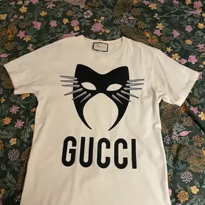 Säljer nu min Gucci T-shirt. Den går ej att köpa online längre, efersom manifesto kollektionen har utgått. Den är inköpt på Farfetch för 4,777kr. Den är inte använd många gånger, så den är så gott som ny. Jag kan skicka på posten, då står jag för frakt