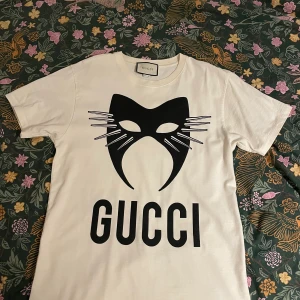 Gucci manifesto T-shirt - Säljer nu min Gucci T-shirt. Den går ej att köpa online längre, efersom manifesto kollektionen har utgått. Den är inköpt på Farfetch för 4,777kr. Den är inte använd många gånger, så den är så gott som ny. Jag kan skicka på posten, då står jag för frakt